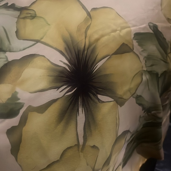 Versace Scarf 33’x33’x33’x33’ - Picture 16 of 16